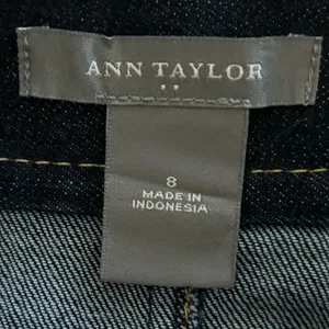 Ann Taylor Dark Wash Denim A-Line Skirt Women’s Classic Jean Skirt thumbnail 4
