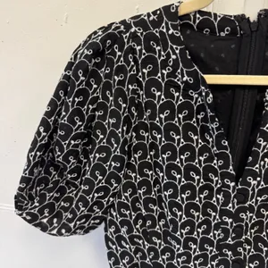 LOFT Black White Embroidered V-Neck Puff Sleeve Mini Sheath Dress Size 6 Casual thumbnail 5