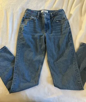 Abercrombie Mid-Rise 90s Straight Jeans thumbnail 1
