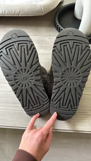 Women’s UGG Slippers thumbnail 2