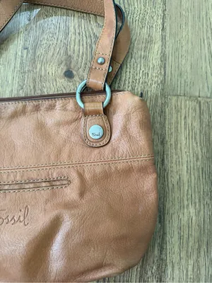 Vintage Fossil tan leather shoulder bag featuring dual shoulder straps thumbnail 4
