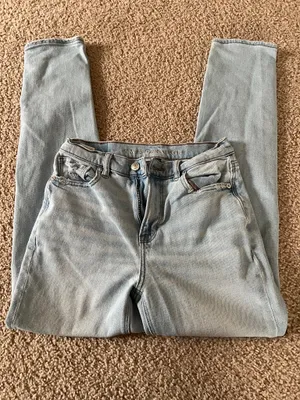 American Eagle Strigid Mom Jeans Light Wash thumbnail 2