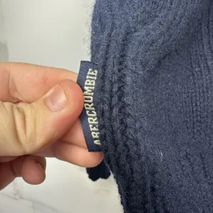 Abercrombie & Fitch Vintage Women’s XL Navy Cable Knit V-neck Sweater thumbnail 10