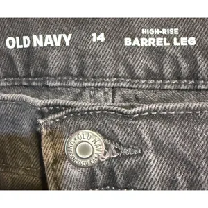 Old Navy Barrel Leg‎ Jeans Women Size 14 Faded Black High Rise Front Seam Detail thumbnail 4