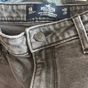 Hollister Co. ultra high rise mom jeans in black, size 5R. thumbnail 4