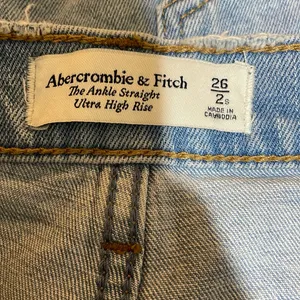 Abercrombie & Fitch SHORT The Ankle Straight Ultra High Rise Jeans Size 26/2S thumbnail 3