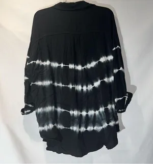 Black & White Button Front Top Women’s Medium thumbnail 6