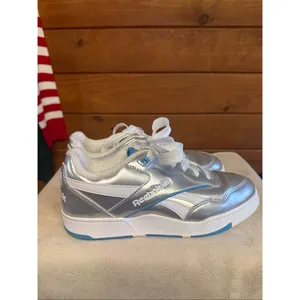 Reebok Womans x Angel Reese BB 4000 II basketball shoes, metallic silver Sz 9 thumbnail 2