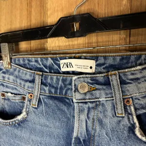 Zara‎ women’s Denim Blue Straight Jeans size 2 thumbnail 3