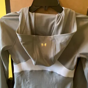 XS Under Armour heat gear gray and white sweat jacket thumbnail 9