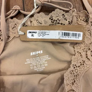 NWT SKIMS Fits Everybody Lace Cami Bodysuit Thong Snap Women's Size M - Clay Tan thumbnail 3