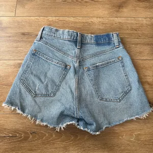 Abercrombie high rise mom short thumbnail 5
