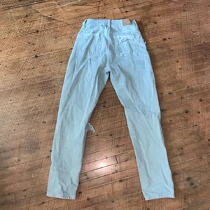 American Eagle destroyed distressed light gray Mom Straight 00 jeans thumbnail 3
