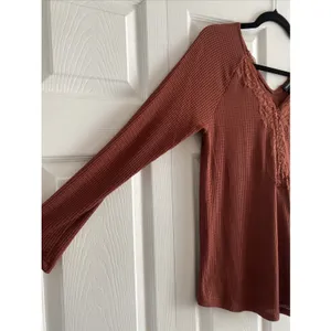 Torid Lace Trim Waffle Knit Top Womens Size 0 L Rust Henley Boho Long Sleeve‎ thumbnail 5
