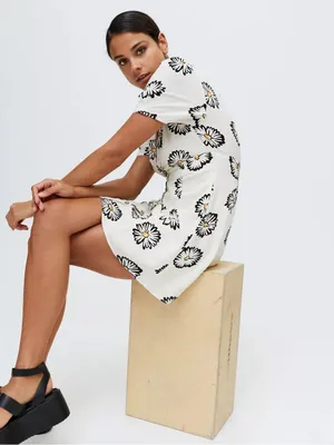 Urban Outfitters Daisy Floral Linen Blend Twist Front Mini Dress Small NWT thumbnail 4