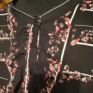 Size XL Worthington blouse with birds and flowers thumbnail 2