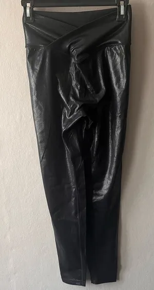 Buff Bunny Black Crossover Leggings Size Medium thumbnail 1