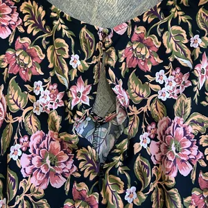 Torrid Top Womens Peplum Crepe Cage Front Floral Short Sleeve Multicolor 2‎ thumbnail 4