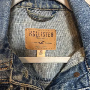 Hollister‎ Women's Jean Jacket Distressed Button Up 100% Cotton Blue Size XS thumbnail 3