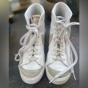 Women’s Nike Blazers ‘77 White and Pink High-Top Sneakers Vintage Classic Sz9 thumbnail 2