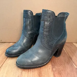 ARIAT | Women's Size 6.5 | Versant Black Leather Stacked Heel Ankle Boots thumbnail 1