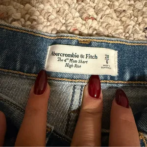 Abercrombie & Fitch High Rise 4" Mom Short Medium Wash- Size 28 thumbnail 8