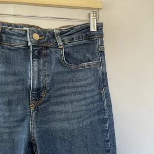 Zara raw hem medium wash‎ blue jeans women's size 28 straight leg pants casual thumbnail 2