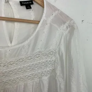 Torrid White Eyelet & Lace Embroidered Hi-Lo Blouse size 1X thumbnail 6