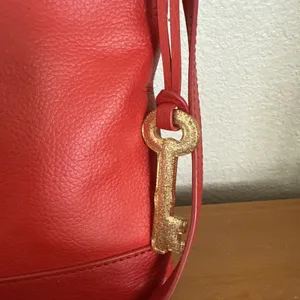 FOSSIL Red Pebble Leather Messenger Medium Crossbody/Shoulder Bag Key Charm thumbnail 3