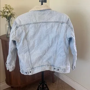 Levi’s Sherpa Lined Floral Embroidered Trucker Jacket Size S Light Wash thumbnail 3