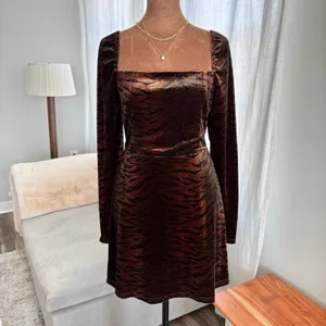 Le Lis Dress Medium Bronze Tiger Print Velvet Square Neck Long Sleeve Whimsygoth thumbnail 9