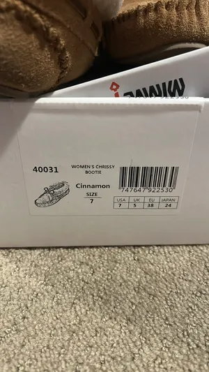 Minnetonka Moccasins Women’s 7 thumbnail 2