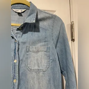 Old Navy Size M The Classic Shirt Light Wash Denim Jean Button Down Collared thumbnail 3