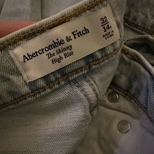Abercrombie and Fitch Light Wash Skinny High Rise Split Front Seam Jeans thumbnail 6