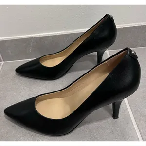 Michael Kors Black Leather Pointed-Toe Pumps thumbnail 3