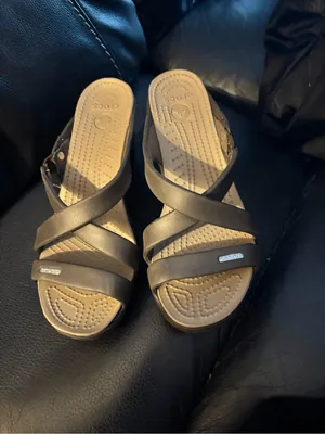Crocs Cyprus IV heel sandals in a brown and tan color size 7 thumbnail 2