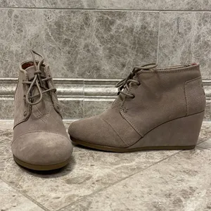 Toms Kala Desert Wedge Bootie Size 7.5 Suede Taupe Lace Up Boot thumbnail 2