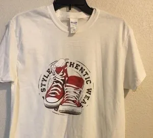 COPY - Gildan T shirt M with graphic print thumbnail 1
