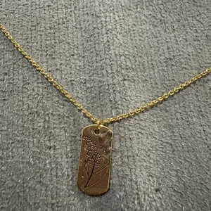 Delicate Gold Necklace with Floral Pendant thumbnail 2