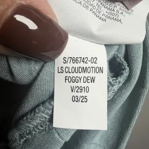 Old Navy Active Cloud94 Boat Neck Crop Top S Go-Dry Foggy Dew Thumbhole Athletic thumbnail 10