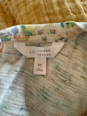 LC Lauren Conrad NWOT Floral Pineapple Lace Hem Blouse with Ribbon Tie in Back thumbnail 4