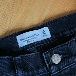 Abercrombie & Fitch The ’90s Relaxed High Rise Jeans Women’s Size 25 Black Straight Leg thumbnail 2