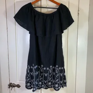 Old Navy Off Shoulder Black Dress S Embroidered Floral‎ Scallop Hem Linen Blend thumbnail 2