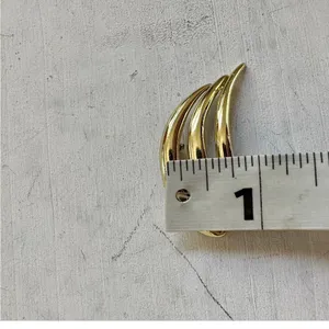 Gold tone brooch thumbnail 5