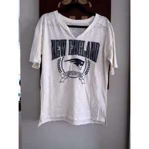 New England Patriots Women's Tee Casual Fan Shirt NFL Team Apparel Cream Graphic thumbnail 3