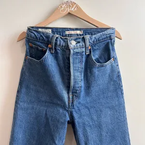 Levi's Premium Ribcage Straight Leg Jeans Medium Wash Button Fly Size 26 thumbnail 2