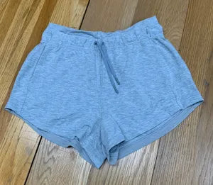 Lululemon Heathered Grey On The Fly Short 2.5 Drawstring Athletic Pockets Size 6 thumbnail 1