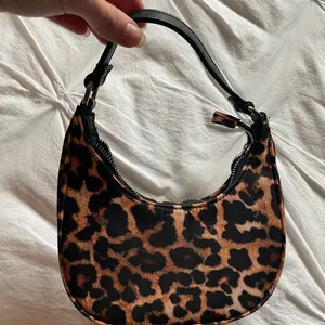 ⚠️SOLD⚠️Mini cheetah bag Black thumbnail 2