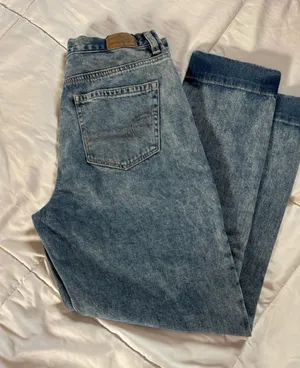 Tags: mom jeans, high rise jeans, light wash denim, casual, trendy, women’s jeans, American Eagle, size 4. thumbnail 1