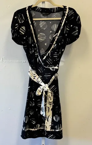 BCBGMAXAZRIA Black White Abstract Print Faux Wrap Dress Puff Sleeve V-Neck 034‎ thumbnail 1